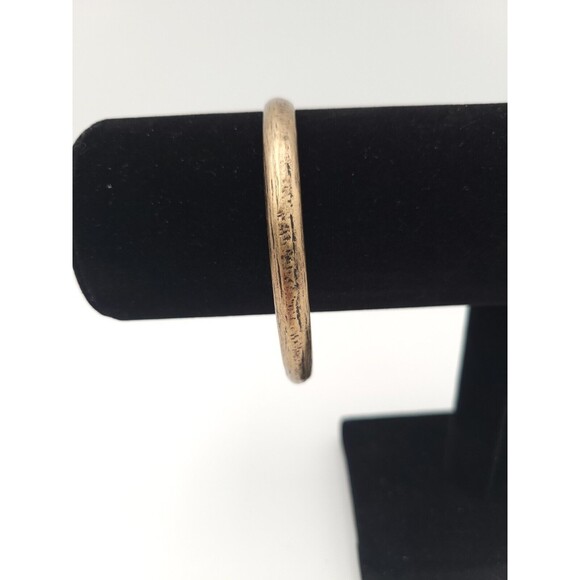 Chico's Bangle Bracelet Hammered Textured Gold Tone Metal Signed - Picture 3 of 7